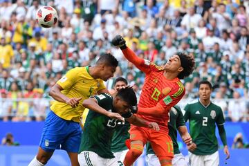 Guillermo Ochoa lanza el balón fuera.