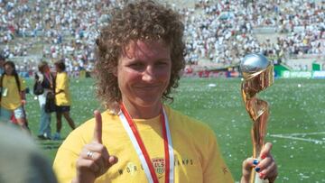 Akers con la Copa del Mundol.