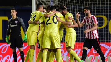 Villarreal players celebrate a goal during the Spanish league football match Villarreal CF vs Athletic Club Bilbao at El Madrigal stadium in Vila-real on April 7, 2017. / AFP PHOTO / JOSE JORDAN