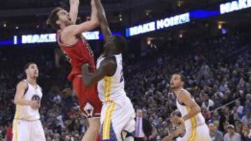 Pau Gasol roz&oacute; el triple-doble en Oakland.