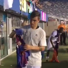 ¿Guiño de Dybala al Barça? Firmó una camiseta culé...