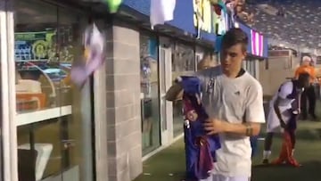 Tras el Barça vs Juventus, Dybala firmó una camiseta culé