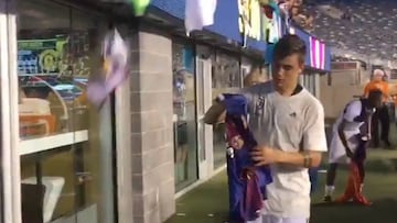 ¿Guiño de Dybala al Barça? Firmó una camiseta culé...