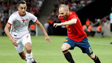 Iniesta supera a Zubizarreta; cuarto jugador con más partidos