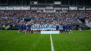 La plantilla del Celta posa delante de los aficionados que acudieron al entrenamiento celebrado en Bala¨ªdos a puerta abierta.