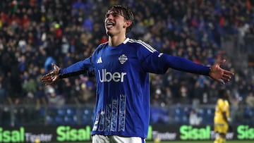 COMO, ITALY - JANUARY 20: Nico Paz of Como 1907 celebrates after scoring their team's fourth goal during the Serie A match between Como 1907 and Udinese Calcio at Stadio G. Sinigaglia on January 20, 2025 in Como, Italy. (Photo by Marco Luzzani/Getty Images)