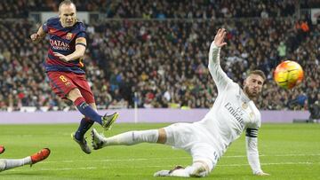 Iniesta golpea ante Marcelo y Ramos después de recibir de Neymar para hacer el 0-3.