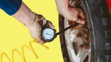 Medidor de aire para llantas: Cómo se llama, cómo se usa y la opción digital