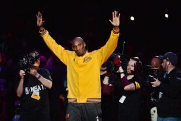 Kobe no pudo contener sus emociones y se mostró feliz en su gran despedida.