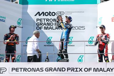 Álex Márquez levanta el trofeo de ganador del Gran Premio de Malasia ante la mirada de Pedro Acosta y Joan Mir.