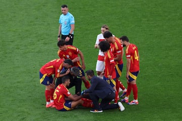 Rodri, en el momento de ser atendido por los servicios médicos de la Selección.