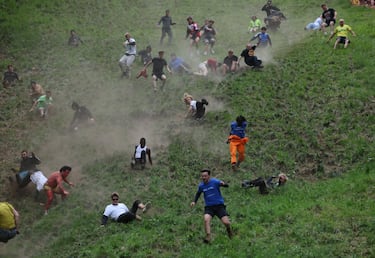 La carrera consiste en atrapar un queso de Gloucester arrojado desde la colina de Cooper, con una caída de 182 metros en la localidad de Brockworth. Los competidores deben bajar por la ladera del cerro para atraparlo y el primero en conseguirlo se proclama vencedor.
