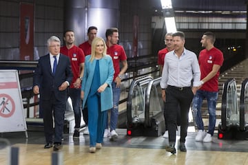 La presidenta de la Comunidad, Cristina Cifuentes, junto al presidente del Atlético de Madrid, Enrique Cerezo, y el entrenador del equipo, Diego Pablo Simeone y varios jugadores de la plantilla rojiblanca ,durante el acto de promoción del uso del metro para el acceso al estadio Wanda Metropolitano del Atletico de Madrid. 