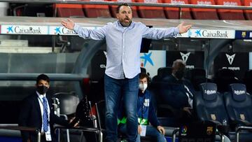 Valladolid's Spanish coach Sergio Gonzalez gestures during the Spanish League football match between FC Barcelona and Real Valladolid FC at the Camp Nou stadium in Barcelona on April 5, 2021. (Photo by Pau BARRENA / AFP)