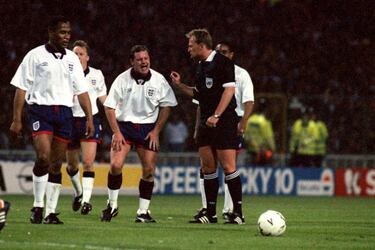 La federación inglesa de fútbol estuvo al margen la FIFA y de los Mundiales hasta 1950. La complicada relación entre ambos organismos y el hecho que Inglaterra no fuera elegida para acoger una de las primeras ediciones del Mundial, la apartaron de los Mundiales que se celebraron desde 1930 a 1950. Tras su vuelta a la FIFA, la selección inglesa también se ha perdido dos ediciones más. En 1974, no consiguió el pase para Alemania 1974. En la fase de clasificación con Polonia y Gales no consiguió plaza. Veinte años después, Inglaterra volvió a repetir fiasco. En la fase de clasificación para el Mundial de 1994, Noruega y Países Bajos superaron a los ingleses y les alejaron de la cita estadounidense. Este fracaso acabó con el seleccionador y propició la llegada de Venables al banquillo de la selección inglesa. 

