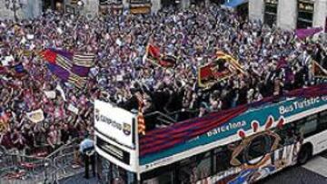 <b>GIRA TRIUNFAL.</B> La plantilla barcelonista se desplazó ayer en autobús descubierto para cumplimentar los diversos actos oficiales. En la imagen, el paso por la plaza de Sant Jaume.