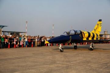 Los espectadores observan el L-39 Albatross del equipo Latvian Baltic Bees.