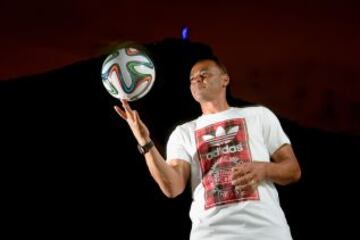 Cafu se divierte con el balón.