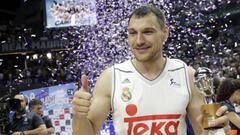 22/06/16 PARTIDO LIGA ACB LIGA ENDESA 
 PLAYOFF PLAY OFF CUARTO PARTIDO 
 REAL MADRID - BARCELONA LASSA 
 ALEGRIA CAMPEON COPA TROFEO CELEBRACION 
 JONAS MACIULIS
 PUB LICADA 13/07/16 NA MA27 1COL