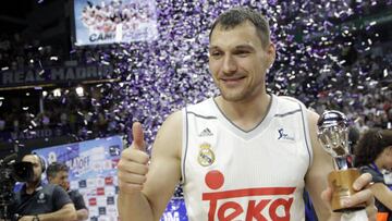 22/06/16 PARTIDO LIGA ACB LIGA ENDESA 
 PLAYOFF PLAY OFF CUARTO PARTIDO 
 REAL MADRID - BARCELONA LASSA 
 ALEGRIA CAMPEON COPA TROFEO CELEBRACION 
 JONAS MACIULIS
 PUB LICADA 13/07/16 NA MA27 1COL