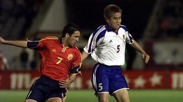 Raúl disputa un balón durante el enfrentamiento con Japón en 2001.