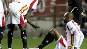 <b>MALA SUERTE. </b>Zokora habla con Kanouté que, lesionado, se sentó en el césped ante el Borussia.