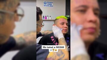 ¡Ya paren esto! Fan argentino se tatua ‘Messi’ y ‘Dios’ en la cara