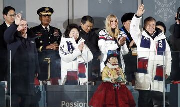 Futurista y colorida ceremonia de clausura de los Juegos Olímpicos de Invierno disputados en PyeongChang (Corea del Sur). En la foto, el Presidente del Comité Olímpico Internacional Thomas Bach, el Presidente de Corea del Sur Moon Jae-in e Ivanka Trump en