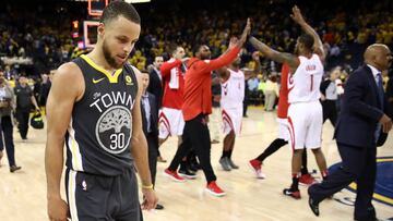 OAKLAND, CA - MAY 22: Stephen Curry #30 of the Golden State Warriors walks off the court after losing 95-92 to the Houston Rockets in Game Four of the Western Conference Finals of the 2018 NBA Playoffs at ORACLE Arena on May 22, 2018 in Oakland, California. NOTE TO USER: User expressly acknowledges and agrees that, by downloading and or using this photograph, User is consenting to the terms and conditions of the Getty Images License Agreement. Ezra Shaw/Getty Images/AFP
== FOR NEWSPAPERS, INTERNET, TELCOS & TELEVISION USE ONLY ==