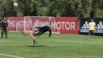 La gran chilena de Gil que tapó Carabalí en la práctica alba: ¡era golazo!