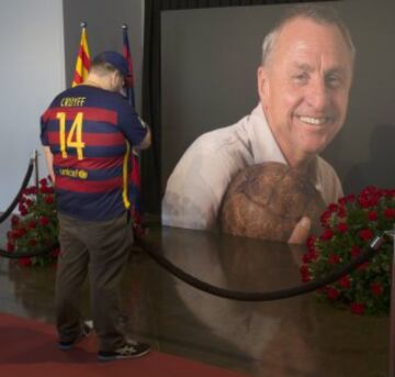 Multitudinaria despedida a Johan Cruyff en el Camp Nou. Muchos aficionados al fútbol se acercaron al estadio para mostrar sus respetos al mítico jugador holandés.