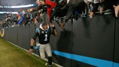 Cam Newton celebra la victoria de los Panthers en el Bank of America Stadium de Charlotte.