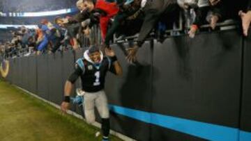 Cam Newton celebra la victoria de los Panthers en el Bank of America Stadium de Charlotte.