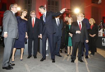 Sus Majestades los Reyes charlan con Juan Luis Cebrián.