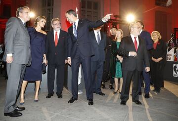 Sus Majestades los Reyes charlan con Juan Luis Cebrián. 