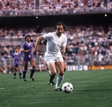 El panzer del centro del campo. En los derbis de finales de los 70 y primeros de los años 80 era el dueño de la medular y casi siempre ganaba sus duelos. Recuerdo un 5-0 en el Bernabéu en el que se comió él solito al Atleti