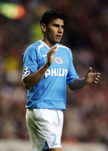 Carlos Salcido llegó al PSV en 2006, fue el segundo mexicano en la Eredivisie.