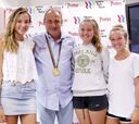 Cacho, junto a tres de sus hijas en el 25 aniversario del oro del 92