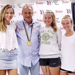Cacho, junto a tres de sus hijas en el 25 aniversario del oro del 92