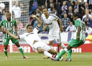 El centrocampista brasileño del Real Madrid Carlos Henrique Casimiro y el delantero del Betis Joel Nathaniel Campbell.