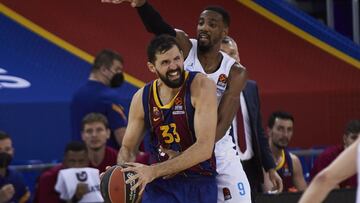 GRAF7265. BARCELONA, 26/01/2021.- El ala-pívot del Barça Nikola Mirotic (i) intenta superar a Austin Hollins, del Zenit, durante el partido de EuroLiga que Barça y Zenit San Petersburgo juegan hoy martes en el Palau Blaugrana. EFE/Alejandro García