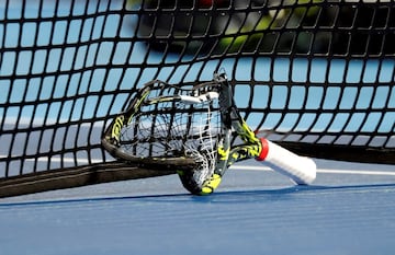 As¨ª, completamente destrozada, qued¨® la raqueta de Holger Rune durante su partido de semifinales contra el franc¨¦s Arthur Fils en el Abierto de Tokio. El tenista dan¨¦s cay¨® en dos ajustados tie-breaks por 7-6(8) y 7-6(10) en dos horas y 23 minutos. En un momento del choque no pudo ocultar su frustraci¨®n y la pag¨® con la raqueta.