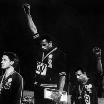 La protesta social de Tommi Smith y John Carlos es una de las imágenes más emblemáticas en la historia de los Olímpicos. Luego de ganar medalla de oro y bronce respectivamente en los 200 metros, ambos atletas norteamericanos alzaron el puño con el guante negro como reclamo al trato contra los hombres de piel negra en su país. 