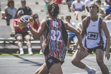 Las chicas también compiten en la vertiente más callejera de un deporte como el baloncesto. Con camisetas creadas para la ocasión que cada año causan sensación y que este año también están triunfando en Vialia. 