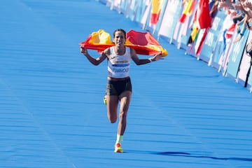 PARÍS, 11/08/2024.- La atleta española Majida Maayouf momentos de cruzar la meta en la prueba de maratón femenino de los Juegos Olímpicos de París 2024 en la capital francesa este domingo. EFE/Juanjo Martín
