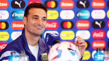 EAST RUTHERFORD, NEW JERSEY - JULY 08: Head coach Lionel Scaloni of Argentina speaks during a press conference ahead of their semifinal match against Canada during CONMEBOL Copa America USA 2024 at MetLife Stadium on July 08, 2024 in East Rutherford, New Jersey.   Sarah Stier/Getty Images/AFP (Photo by Sarah Stier / GETTY IMAGES NORTH AMERICA / Getty Images via AFP)