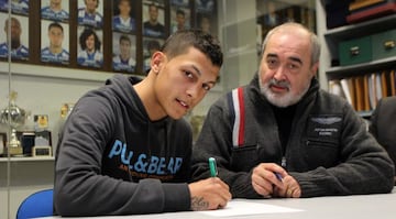 Juan Diego Molina 'Stoichkov' firma con el Espanyol junto a Antonio Morales, el 19 de enero de 2012.