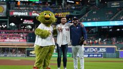 Héctor Herrera lanza primera bola en juego de los Astros de Houston