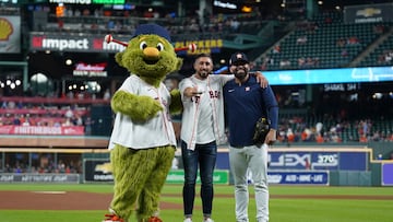 Héctor Herrera lanza primera bola en juego de los Astros de Houston