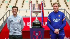Seville (Spain), 16/04/2021.- A handout photo made available by the Spanish Royal Soccer Federation (RFEF) of Athletic Bilbao&#039;s head coach Marcelino Garcia Toral (L) and FC Barcelona&#039;s head coach Ronald Koeman (R) posing with the Spanish King&#0